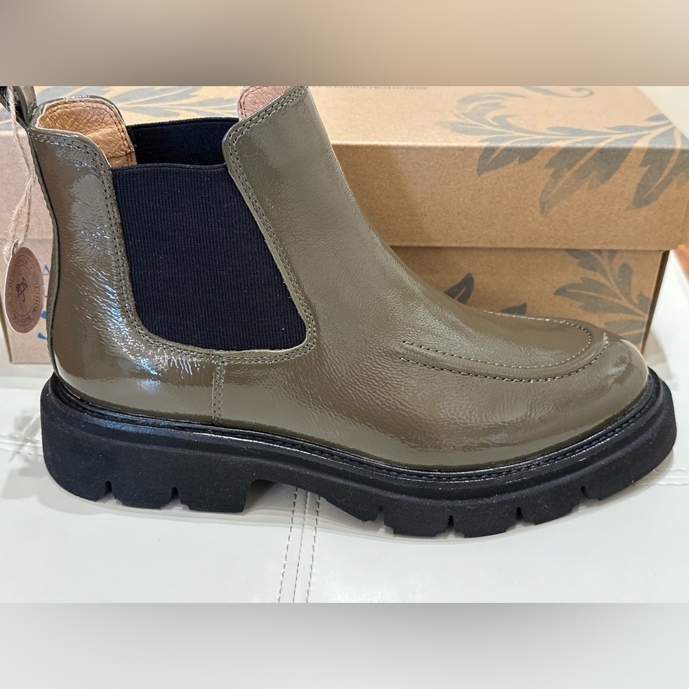 SOFFT -  patent Chelsea boot